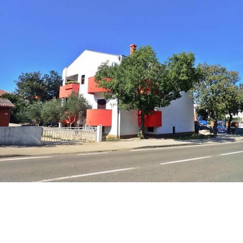 Apartment and rooms JAZ-100 m from pebble beach