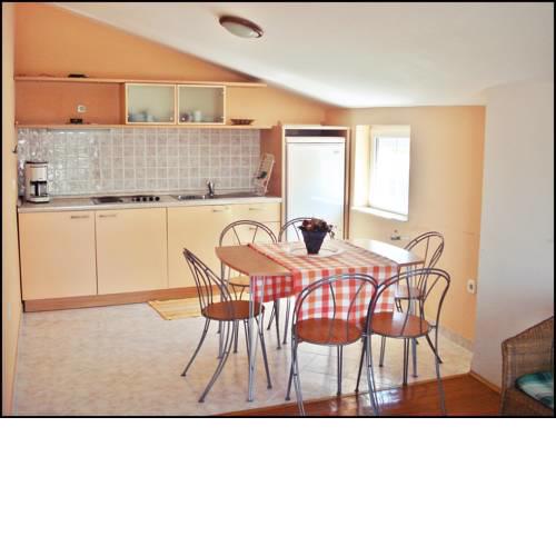 Apartment and Rooms Santini