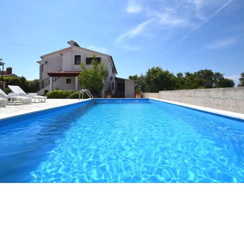 Cozy Holiday Home in Zbandaj with Swimming Pool