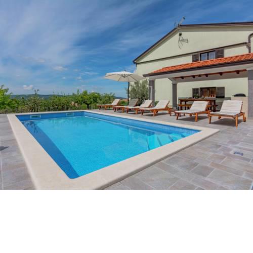 Modern Apartment in Pazin with Pool