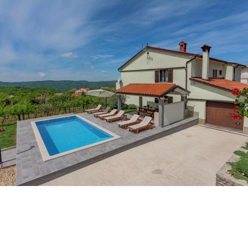 Spacious Apartment with Pool in Pazin