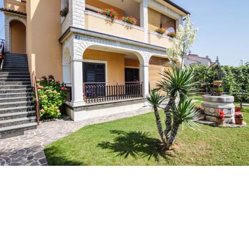 Apartment Cvitan near the City and the Beach