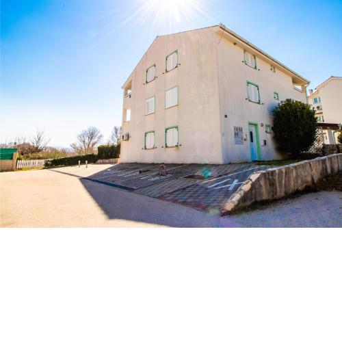 Apartment Damir with Balcony in Quiet Area