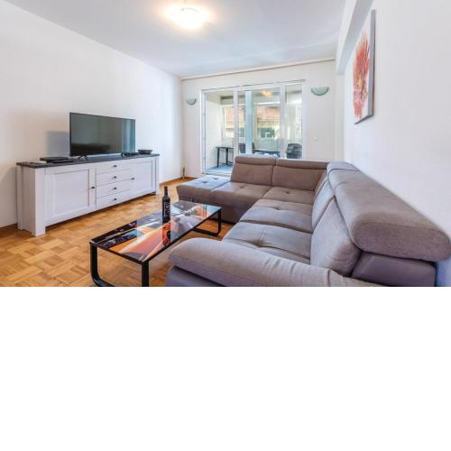 Apartment Dino - spacious near city centre