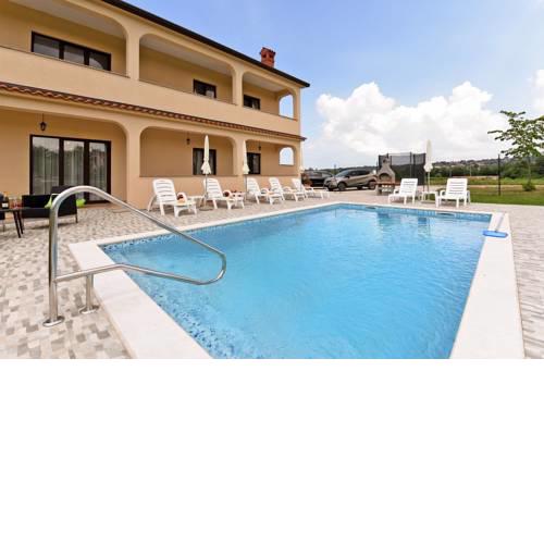 Apartment Dvori with pool