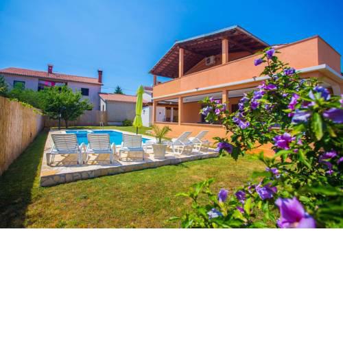 Apartment Emanuela with Private Pool near Pula
