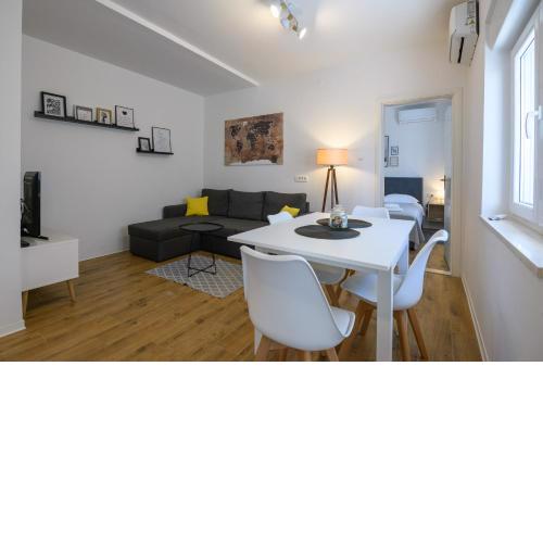 Apartment EMARO