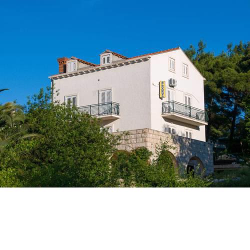 Cozy Villa with Garden in Zaton
