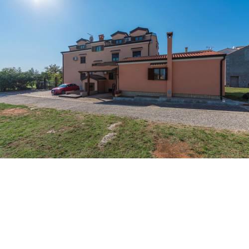 Apartment Fatoric with Terrace and BBQ