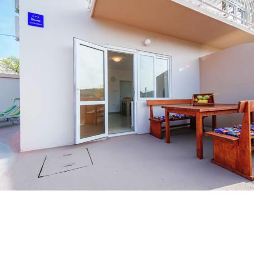 Spacious Apartment in Banj with Garden