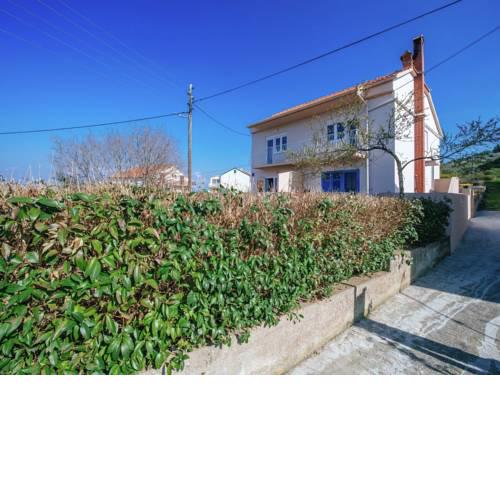 Modern Apartment in Banj near Sea