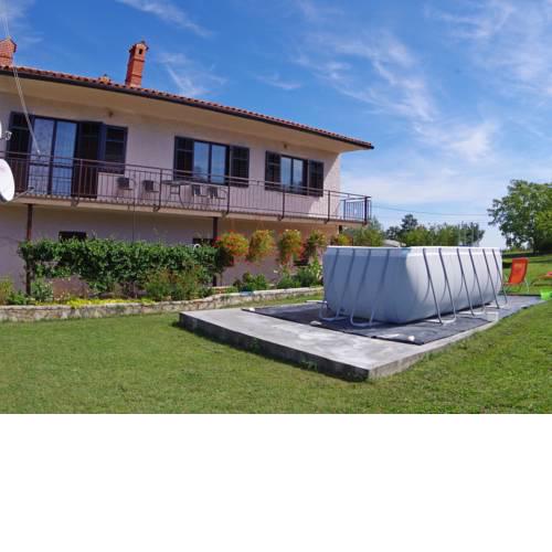 Peaceful Apartment in sajini with Garden
