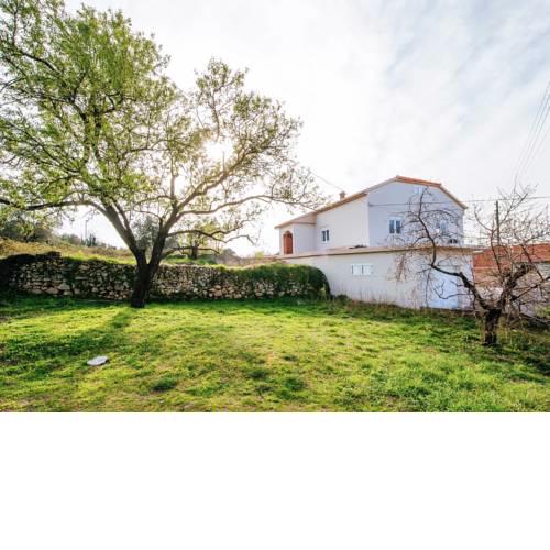 Spacious Apartment with Terrace in Banj