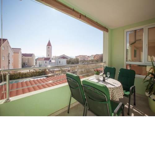 Apartment Green