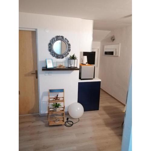 Apartment Happy, Pakostane