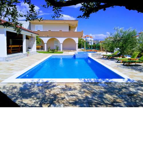 Apartment House Kaštela with heated pool & jacuzzi