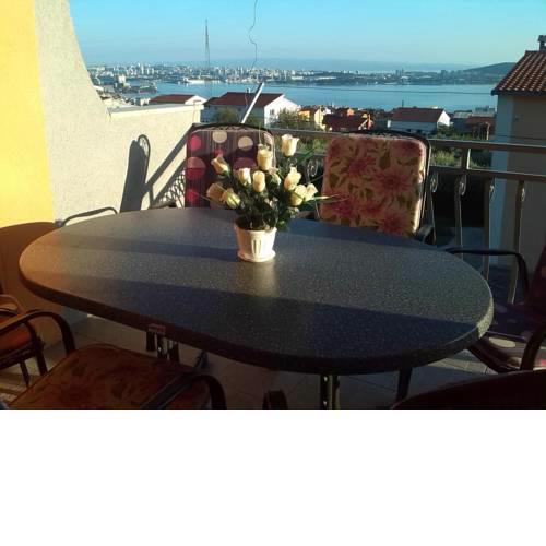 Apartment in Kaštel Sucurac with sea view, balcony, air conditioning, Wi-Fi (585-2)