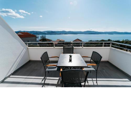 Apartment in Komarna with balcony, air conditioning, WiFi, washing machine 4252-4