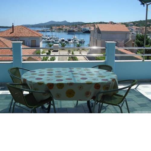 Apartment in Kukljica with sea view, terrace, air conditioning, Wi-Fi (4567-3)