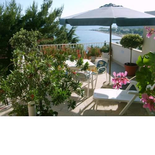 Apartment in Omiš with sea view, balcony, air conditioning, Wi-Fi (161-4)