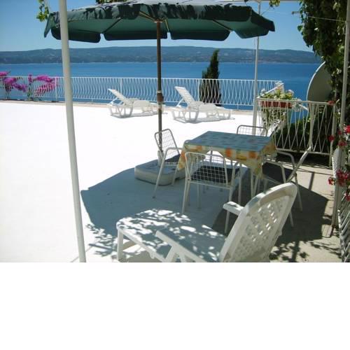 Apartment in Omiš with sea view, balcony, Wi-Fi (161-3)