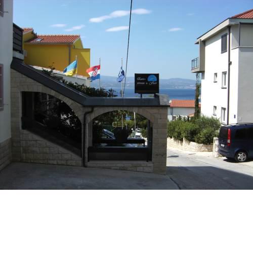 Apartment in Omis/Makarska Riviera 7223