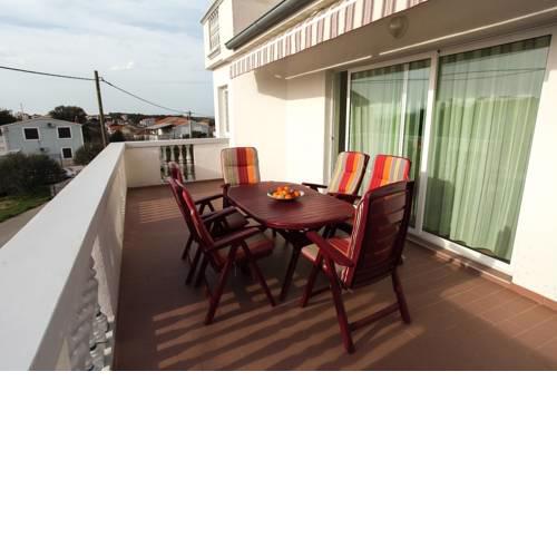 Apartment in Pakoštane with terrace, air conditioning, WiFi, washing machine (3481-2)