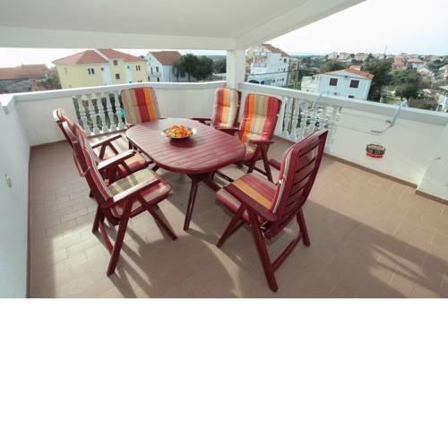Apartment in Pakoštane with terrace, air conditioning, WiFi, washing machine (3481-3)