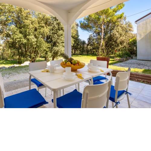 Apartment in pinewood near the sea