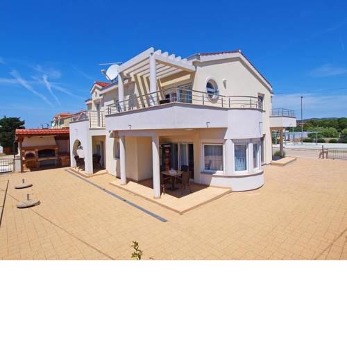 Apartment in Pirovac with Terrace, Air condition, WIFI, Washing machine (4795-4)