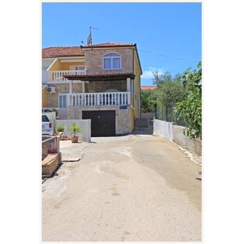 Apartment in Slatine with terrace, air conditioning, WiFi, washing machine (4782-3)