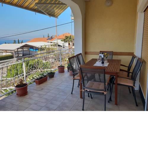 Spacious Apartment in Selce with Sea View