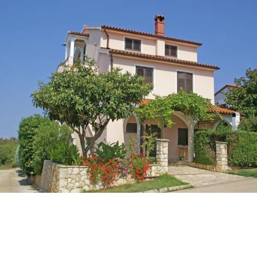 Charming Apartment in Banjole near Sea