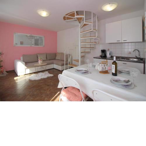 Apartment Leni near beach