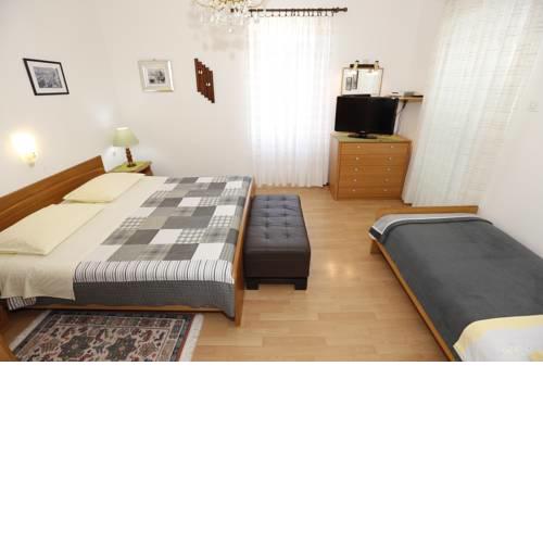 Apartment Luiza with Terrace