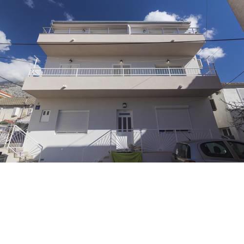 Apartment and room Marin Makarska