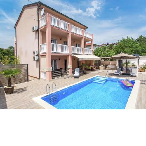 Spacious Child-friendly Apartment near Sea in Silo