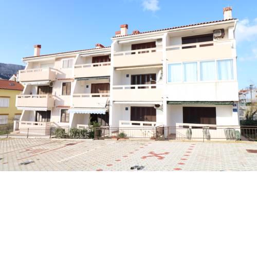 Apartment Mladen with Terrace