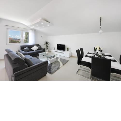 Apartment Monika - Private terrace & Parking