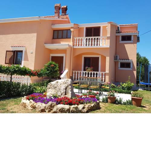 Spacious apartment in Vrsi with Garden
