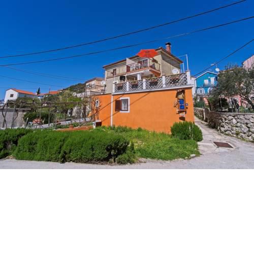 Apartment near Martinscica Catamaran Terminal in Mihojašćica