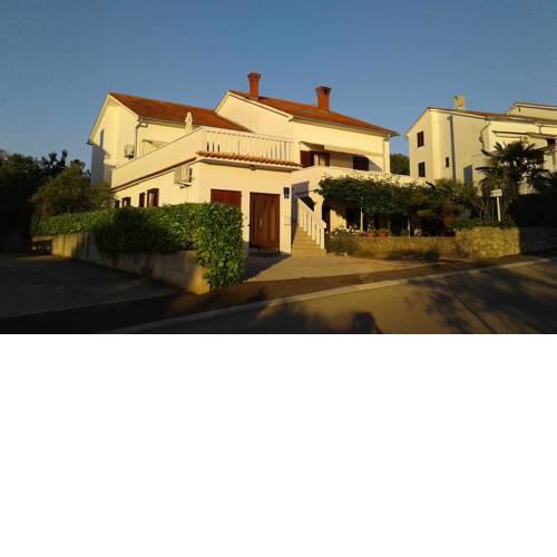 Apartment Njivice 17010a