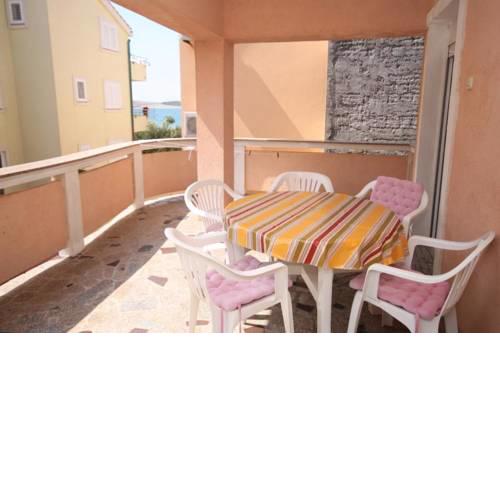 Apartment Povljana 7505b