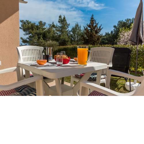 Apartment Punta Premantura E with garden