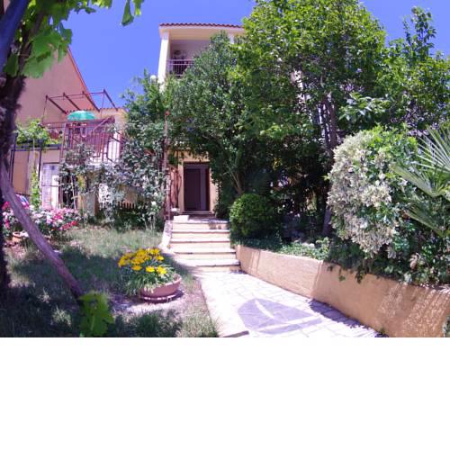 Cozy Apartment in Pjescana Uvala with Garden