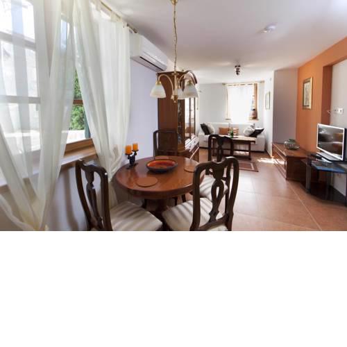 Apartment Split 12556a