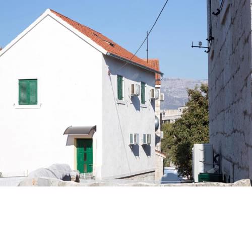 Apartment Split 12749a