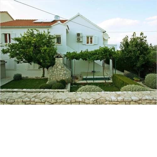 Apartments with a parking space Supetar, Brac - 11147
