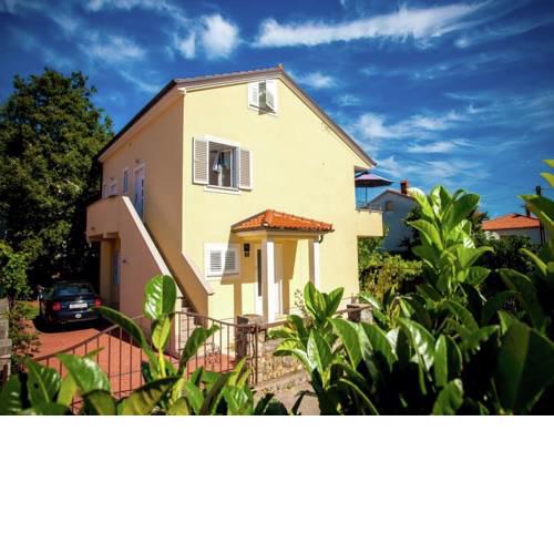 Spacious Apartment in Vantacici near Sea