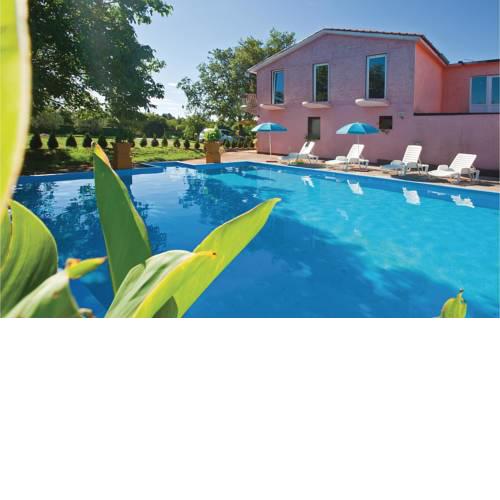 Apartment Valtursko Polje 67 with Outdoor Swimmingpool